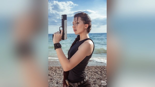 
Девушка надела купальник и закосплеила Лару Крофт Анджелины Джоли
